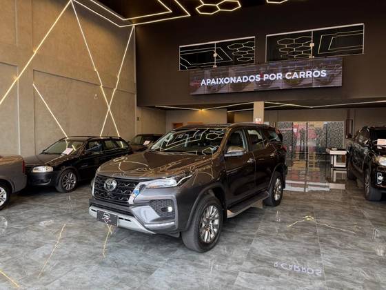 TOYOTA HILUX SW4 2.8 D-4D TURBO DIESEL DIAMOND 7L 4X4 AUTOMÁTICO TOYOTA HILUX SW4 2.8 D-4D TURBO DIESEL DIAMOND 7L 4X4 AUTOMÁTICO